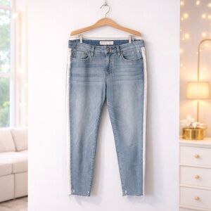 ✨ Miss Me Light-Wash Fitted Ankle Jeans with White Side Stripe Size 8 (29)